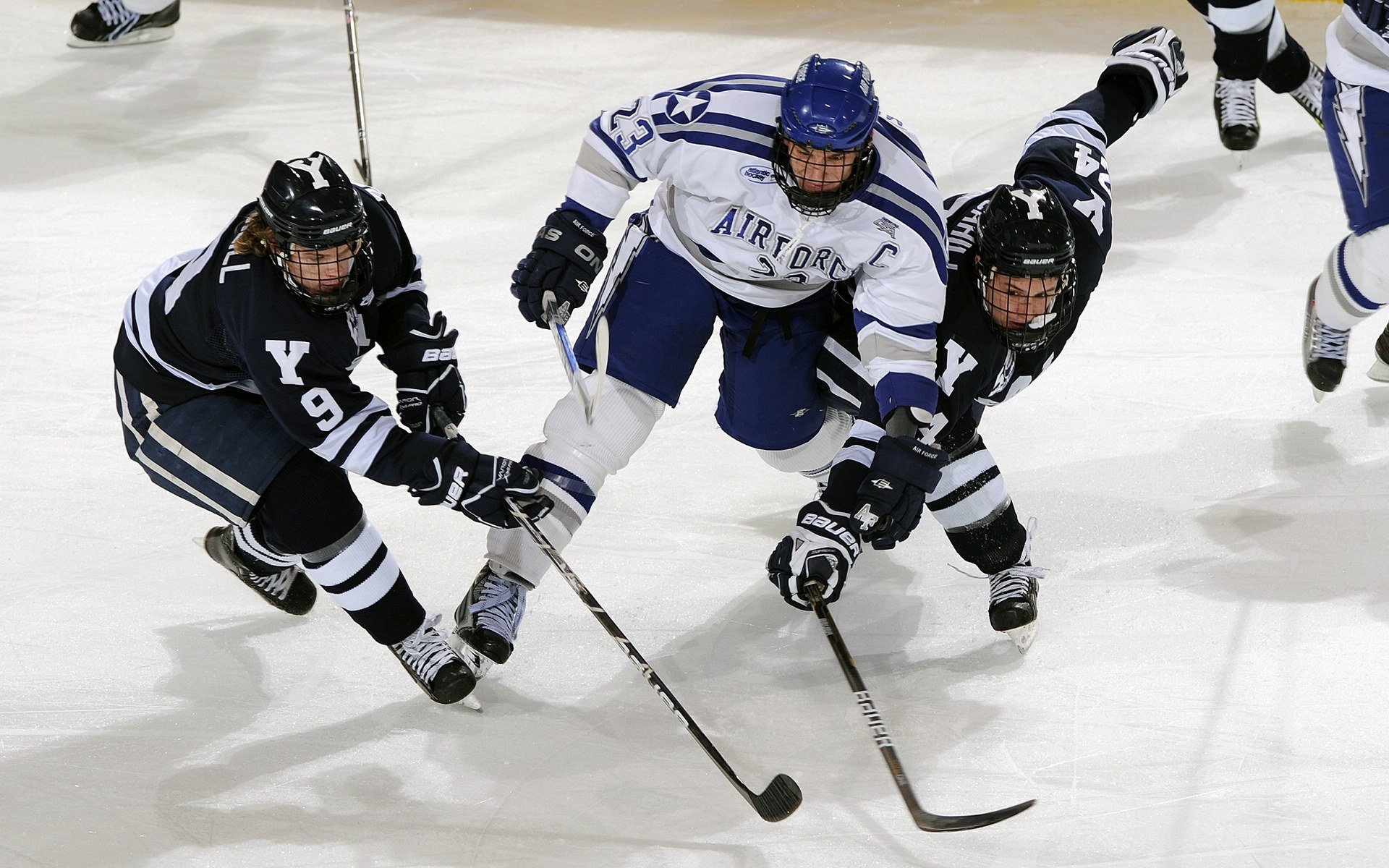 冰雪项目蓬勃发展,滑雪装备创新提升运动员表现与安全,滑雪队伍