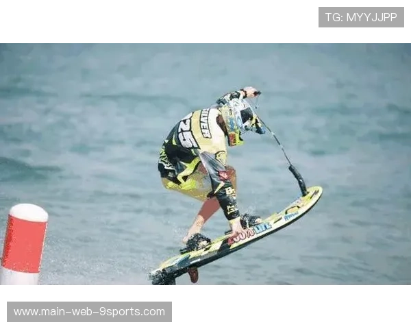 冲浪冠军赛后抱冲浪板睡觉成网红图